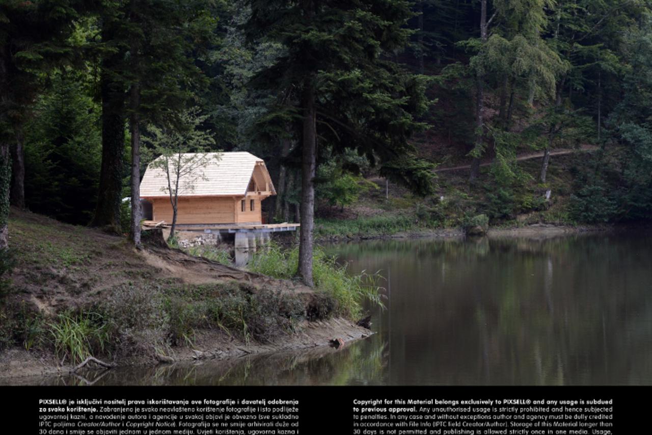 '10.09.2013., Trakoscan - U tijeku je uredjenje ribarske kucice na Trakoscanskom jezeru koje se financira iz proracuna Ministarstva zastite okolisa i prirode putem Projekta integracije u EU Natura 200