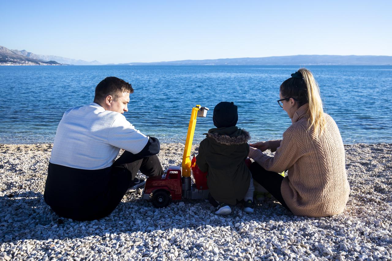 Split: Mlade obitelji i umirovljenici u šetnji plažom Žnjan