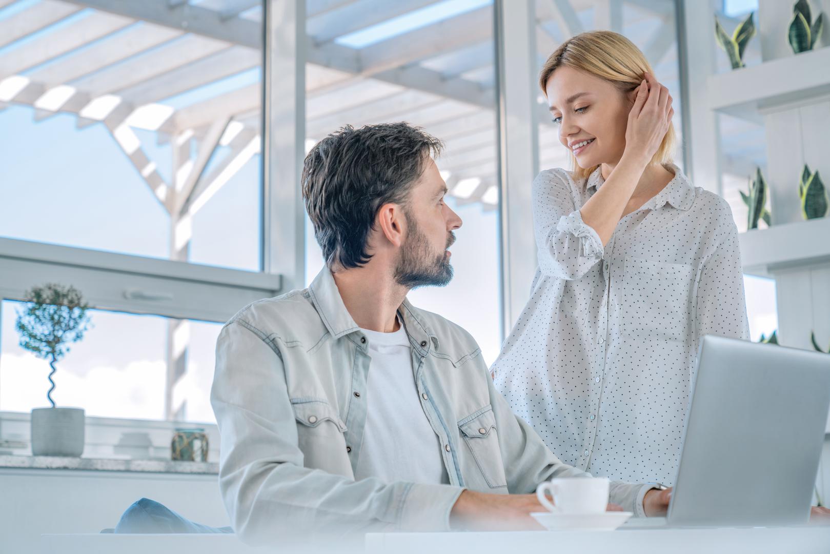 U početku je bila skeptična prema ideji da su neki poslovi inherentno nepovoljni za odnose, no s vremenom je shvatila da postoji neka povezanost između određenih profesija i osobina koje mogu utjecati na veze. Iako odvjetnica naglašava da ne želi generalizirati sve koji rade u ovim profesijama, ističe da se njezino iskustvo u obiteljskom pravu često poklapa s informacijama koje je primila. 