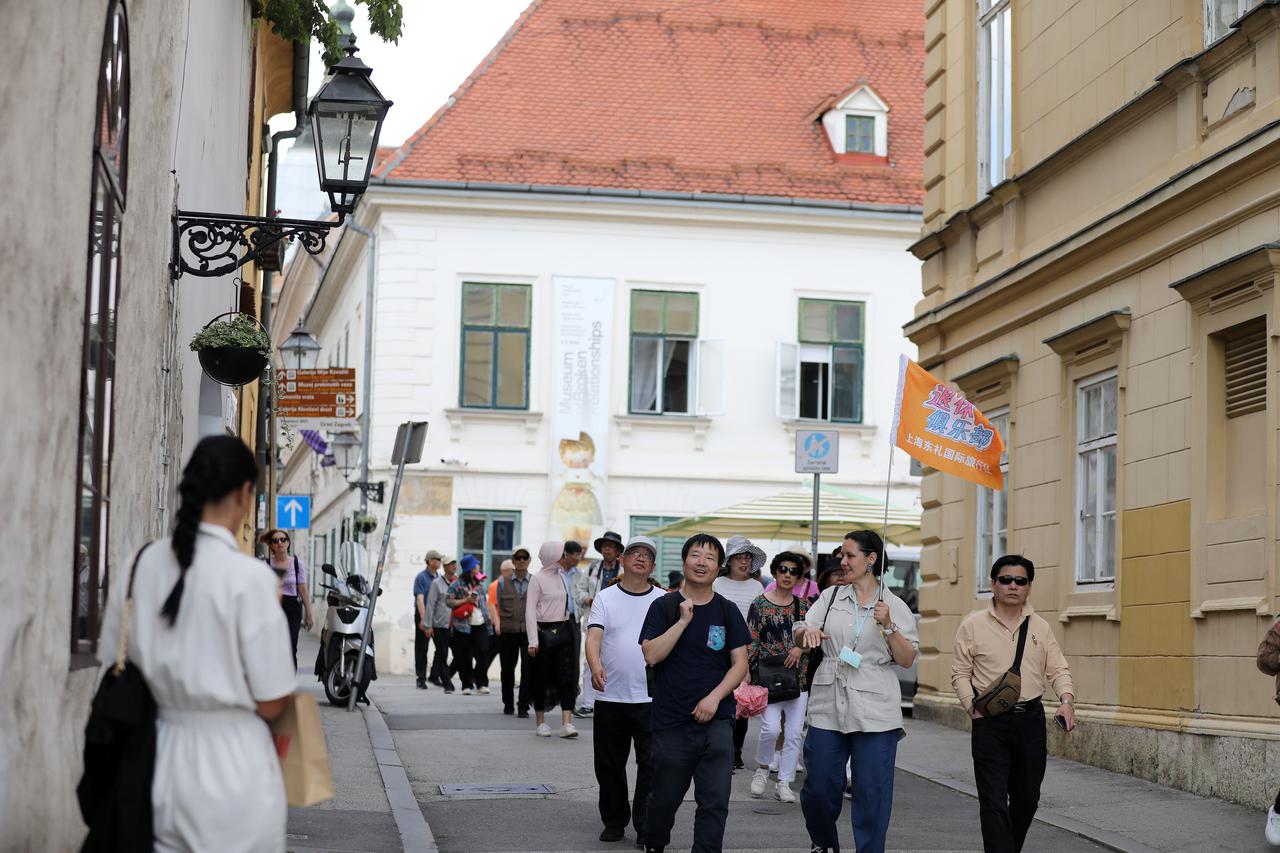 Zagreb: Turisti u razgledavanju Gornjeg grada