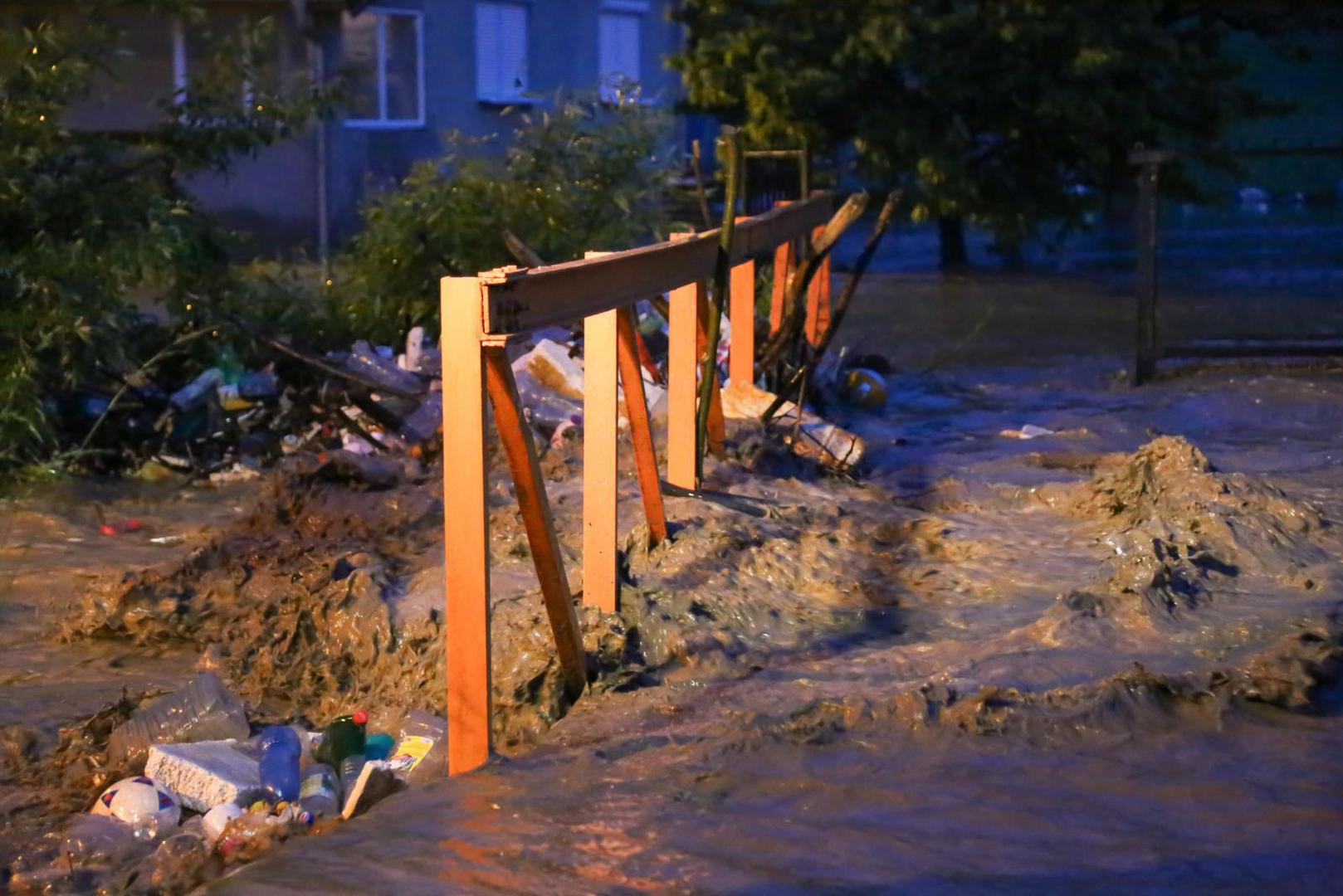 21, May, 2024, Novi Pazar - Novi Pazar was badly hit by the storm, the swollen river Trnavica spilled out of its bed, many citizens are stuck in their houses, teams are on the ground and carry out the necessary interventions. Photo: Elmedin Hajrovic/ATAImages21, maj, 2024, Novi Pazar - Novi Pazar tesko je pogodjen nevremenom, nabujala reka Trnavica izlila se iz svog korita,  brojni gradjani su zaglavljeni u kucama, ekipe su na terenu i vrse neophodne intervencije. Photo: Elmedin Hajrovic/ATAImages Photo: Elmedin Hajrovic/ATA Images/PIXS/PIXSELL