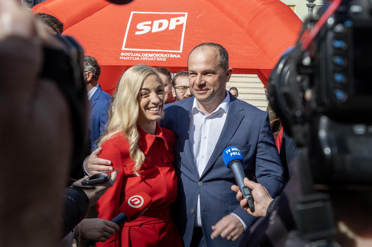 Pula: SDP dijelio ruže povodom Dana žena i dao izjavu za medije