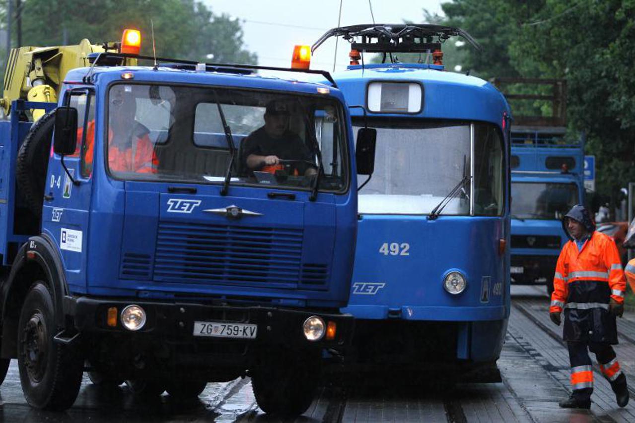tramvaj, pukle žice (1)