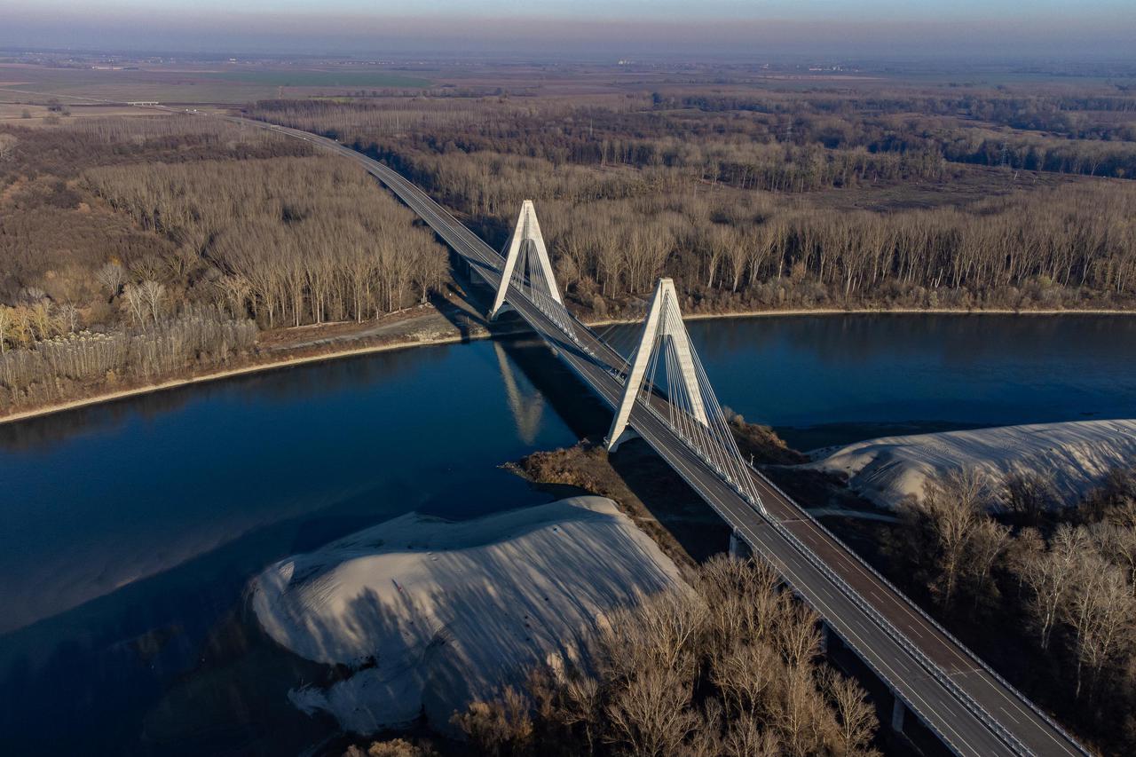 Pogled iz zraka na dio autoputa Slavonika  na Koridoru 5c gdje se nalazi novi most preko rijeke Drave