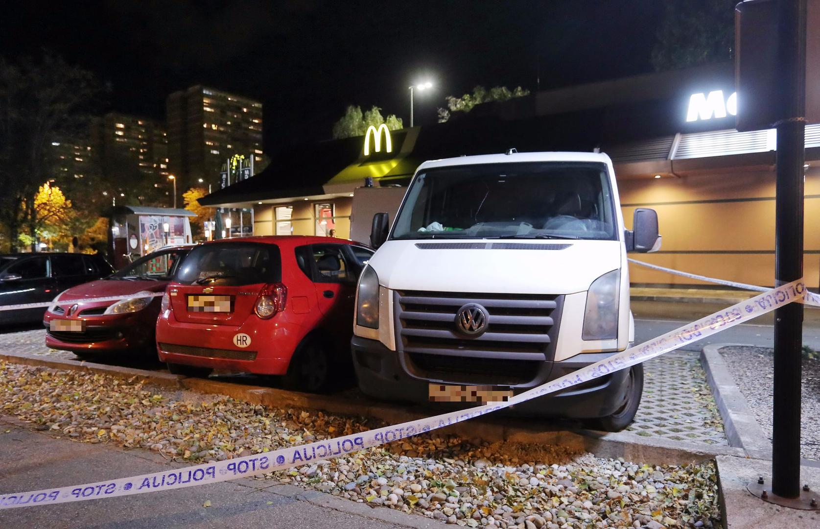 Policija je večeras ogradila dva vozila na parkiralištu McDonald'sa na zagrebačkim Krugama.