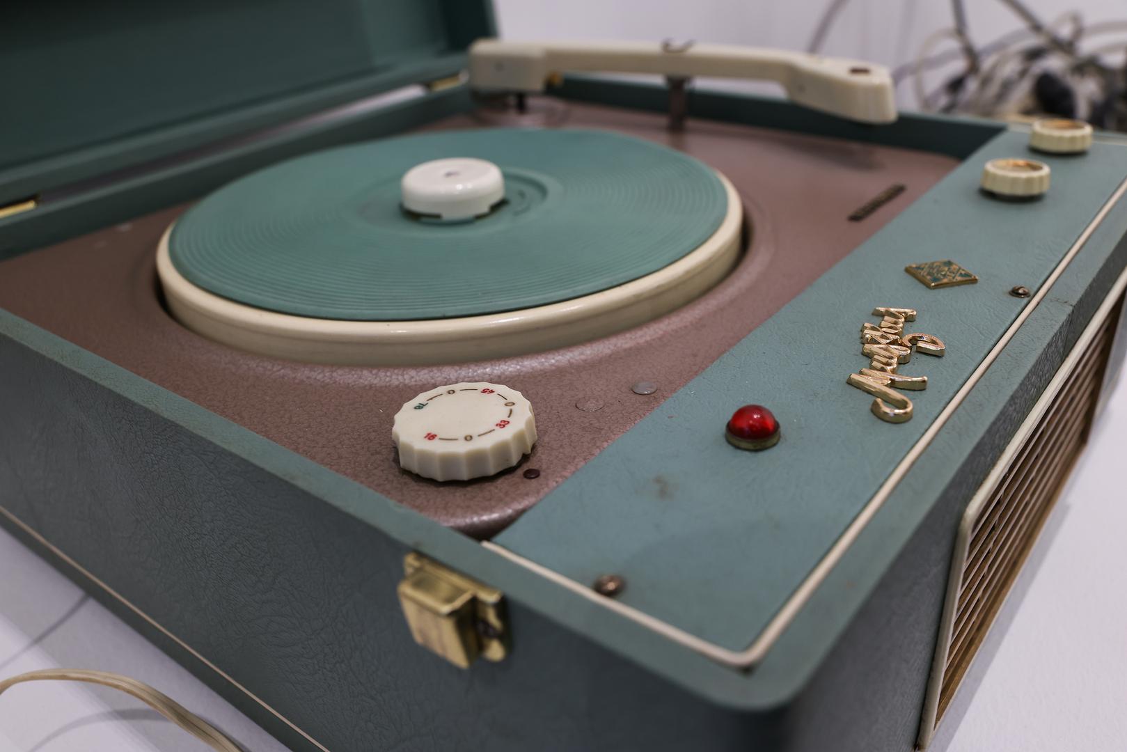 Projekt je zasnovan na demokratskim načelima participacije u kulturi, u kojem su sudionice od prvog dana projekta do završetka izložbe zajednički osmislile koncept, odabrale predmete, dale naslov izložbi, predložile sadržaj interpretacijskih tekstova i ideje za izlaganje te oglašavale izložbu na društvenim mrežama. Rezultat je izložba koja ne govori samo o dizajnu prošlosti, već otvara pitanja o njegovoj ulozi u suvremenom, digitalnom svijetu – izravno iz perspektive generacije koja u njemu živi