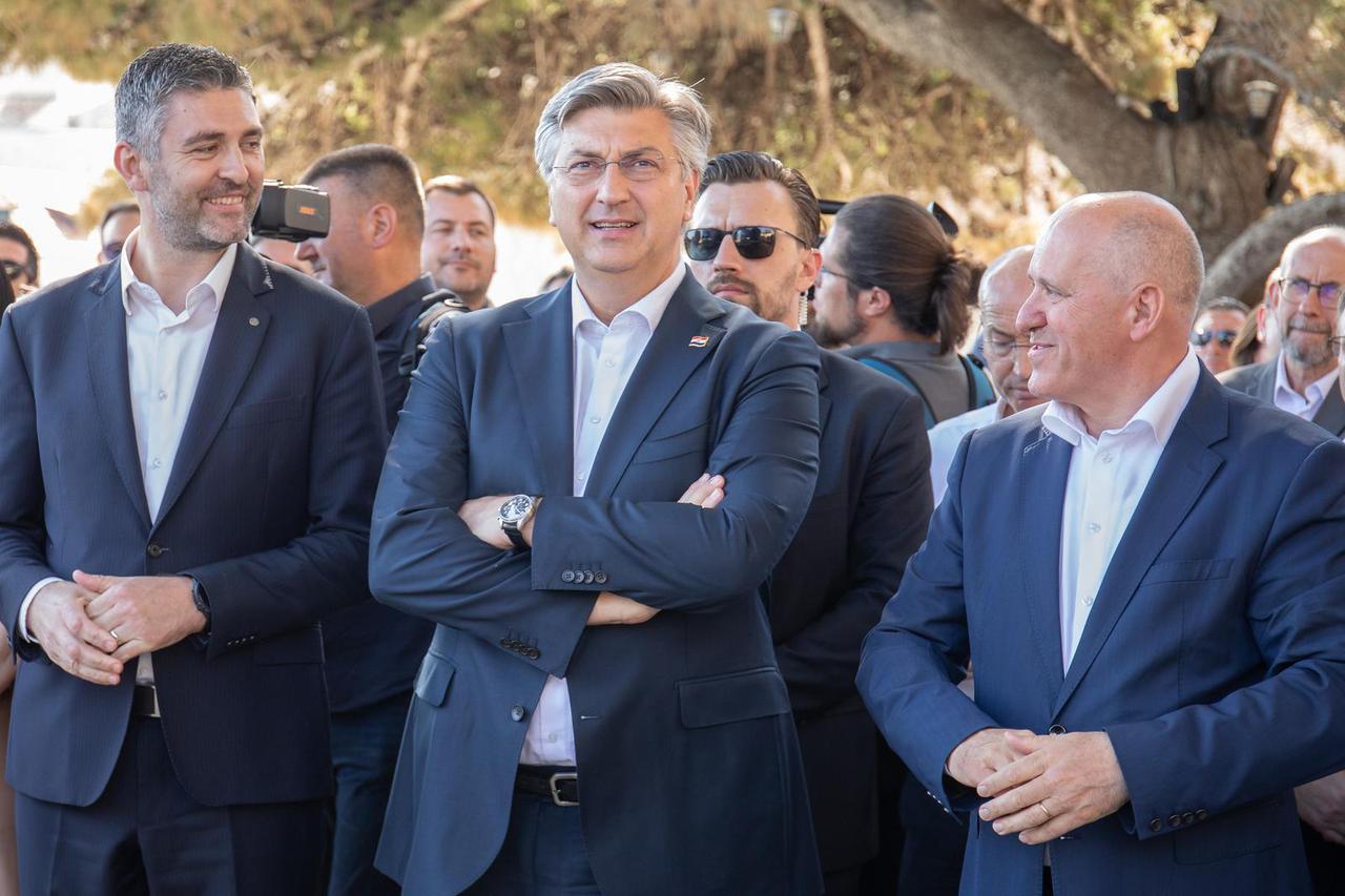 Andrej Plenković sa suradnicima na predizbornom skupu u Dubrovniku