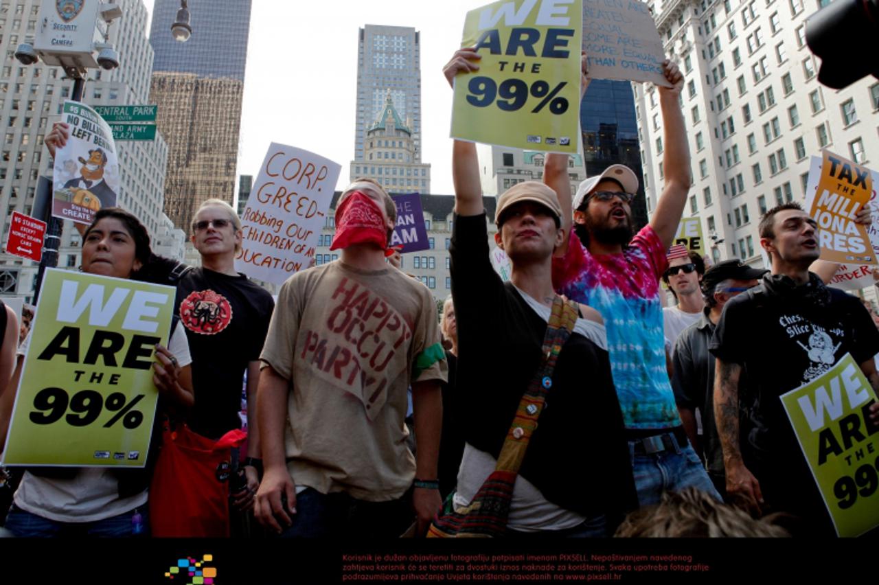 '(111011) -- NEW YORK, Oct. 11, 2011 () -- Members of the Occupy Wall Street movement protest on Grand Army Plaza, New York, the United States, Oct. 11, 2011. The Occupy Wall Street movement took prot