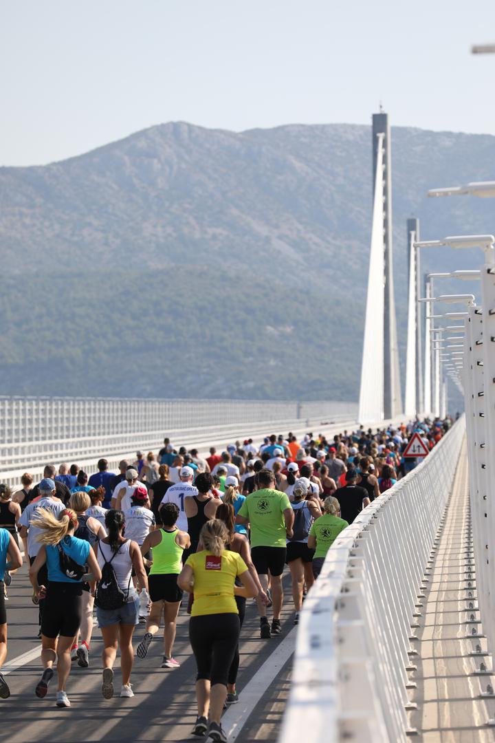U sklopu svečanosti otvorenja Pelješkog mosta održana je i utrka Du Motion u kojoj je sudjelovalo 250 trkača iz šest zemalja. 