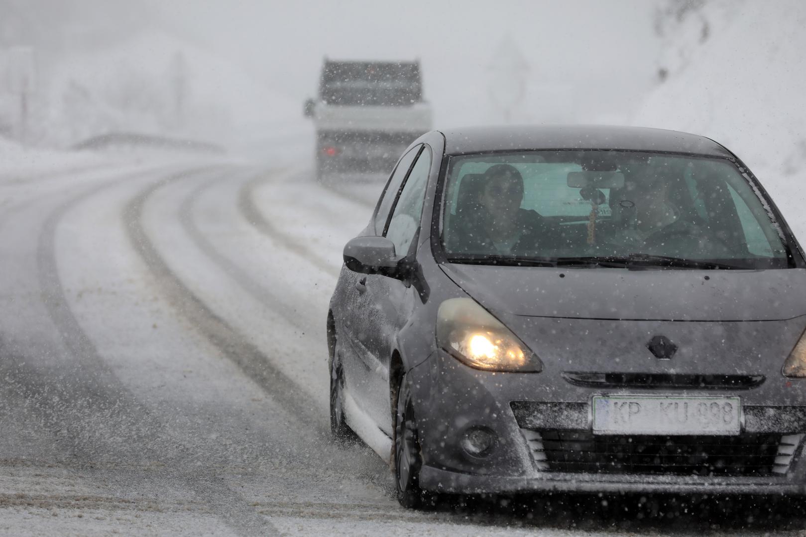 U Gorskom kotaru pada snijeg, u većem dijelu zemlje kolnici su mokri i skliski, a ponegdje ima magle, izvijestio je u petak ujutro Hrvatski autoklub (HAK), pozivajući vozače da na put ne kreću bez zimske opreme.