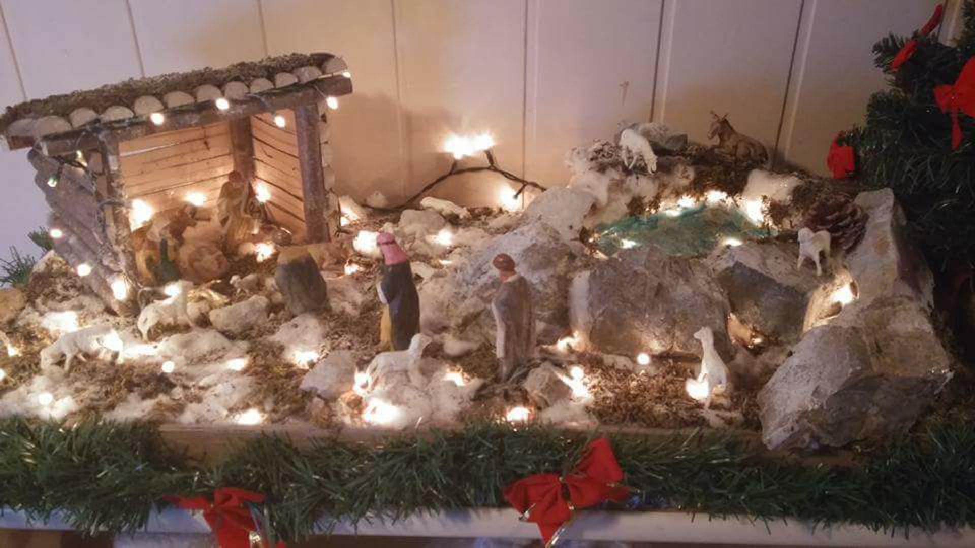 Marija Peterčić - Jaslice su rađene od drva, kamena, ljepila, vate, mahovine i plastike te umjetnog snijega. Nastajale su oko četiri sata s puno ljubavi i volje.