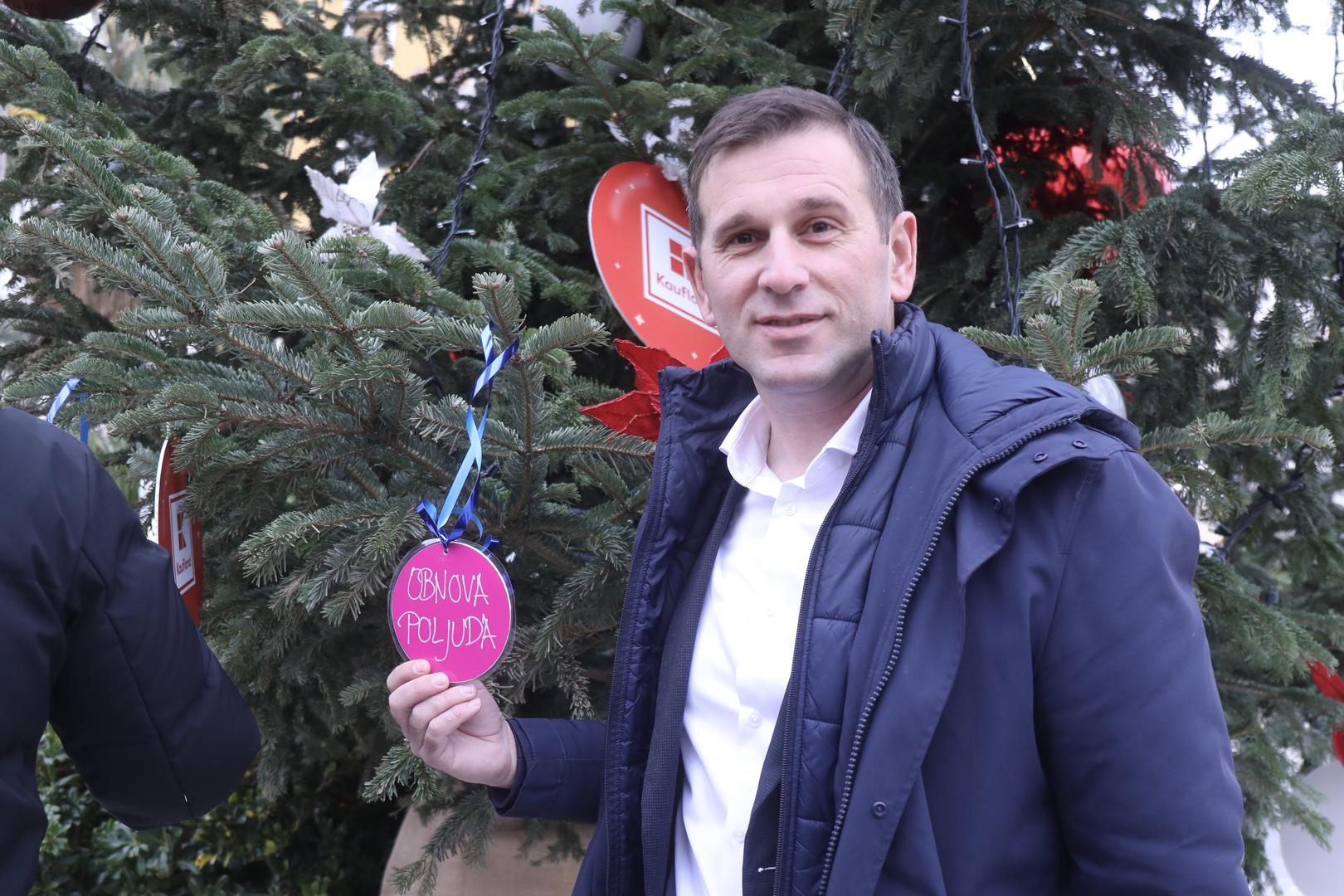 05.12.2025.,Split-Konferencija za medije kandidata za gradonacelnika Splita i saborskog zastupnika Tomislava Sute. Uoci konferencije za medije upriliceno je prigodno kicenje bozicnog drvca kuglicama s natpisima neispunjenih obecanja iz predizbornog programa gradonacelnika Ivice Puljka. Photo: Ivo Cagalj/PIXSELL