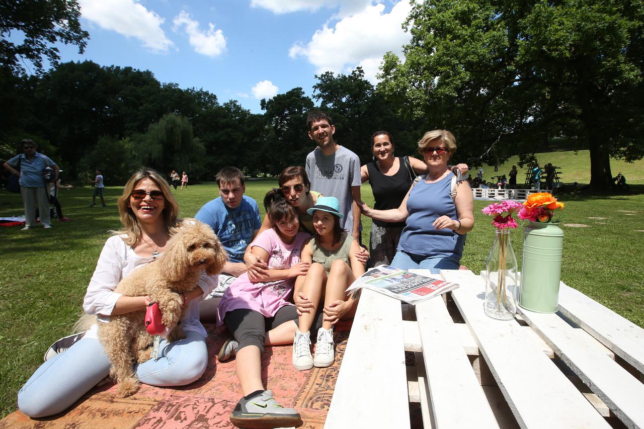 18.06.2016., Zagreb -  U zagrebackom parku Maksimir po prvi puta u organizaciji Vecrnjeg lista odrzan piknik te druzenje uz lounge glazbu, drustvene i nagradne igre, a postavljena je i biblioteka na otvorenom. Posjetiteljma su ponudjene piknik kosare pune