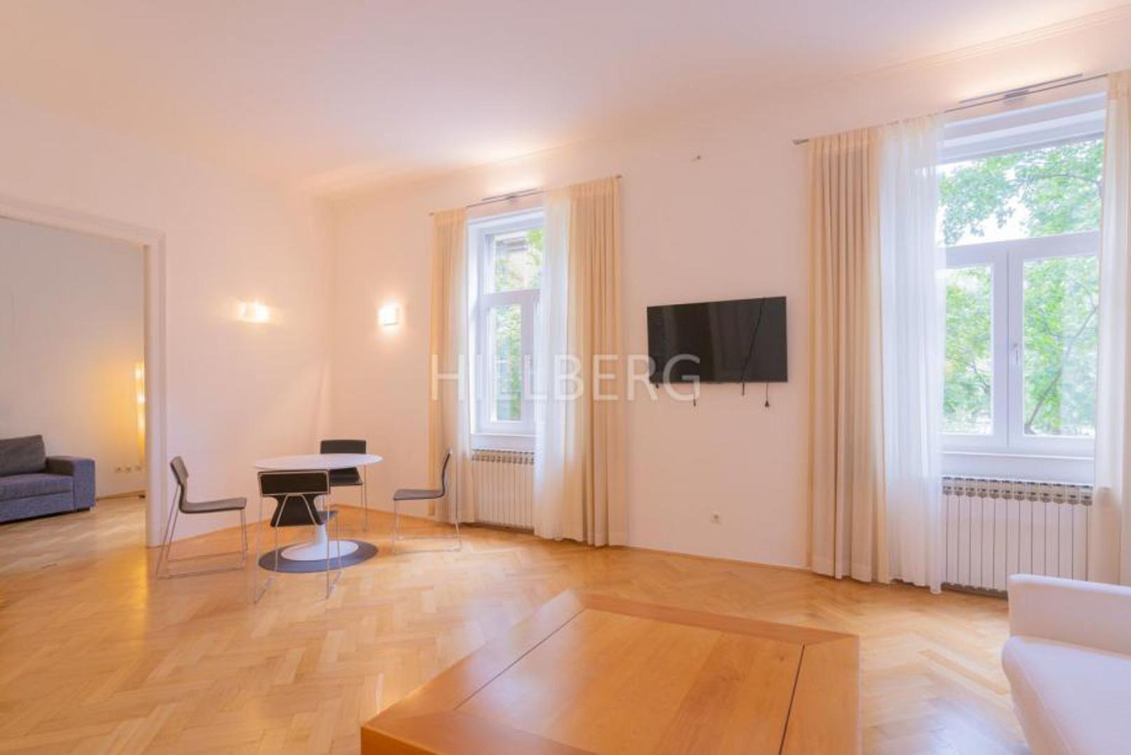 Stan se nalazi na 1. katu zgrade te ima otvorene poglede na istok (park) i zapad (unutarnje dvorište obraslo bršljanom).

