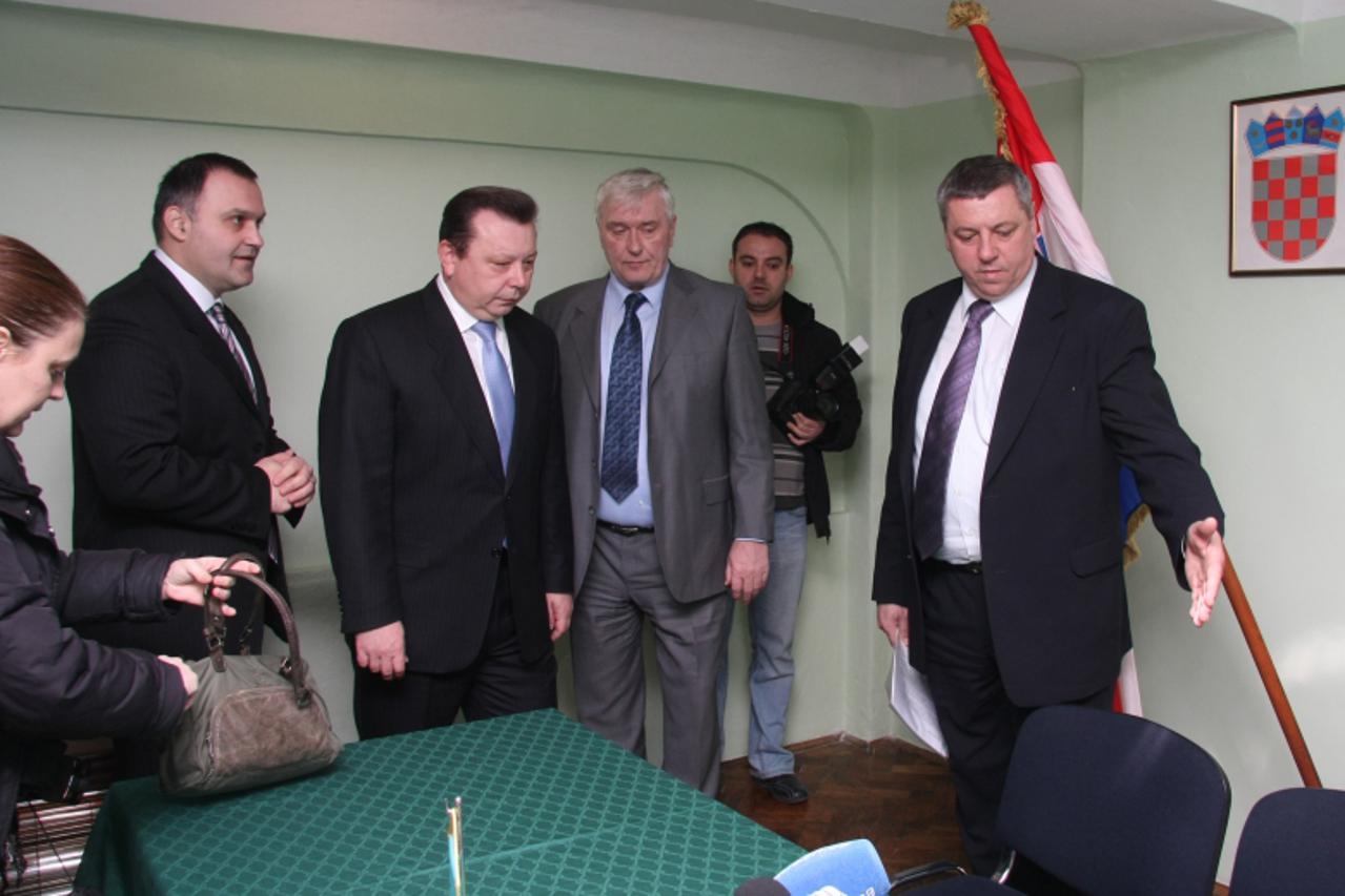 '09.02.2011. Karlovac - Bozidar Pankretic i Josip Friscic na potpisivanju aneksa ugovora o obnovi Hrvatskog doma. Hrvatski dom na koncesiju od grada Karlovca je dobila stranka HSS. Ugovor su potpisali