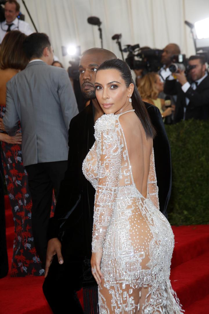 Kim Kardashian zna kako privući pažnju, a ovom haljinom koju je nosila prije tri godine na Met Gali upravo to je i postigla. 