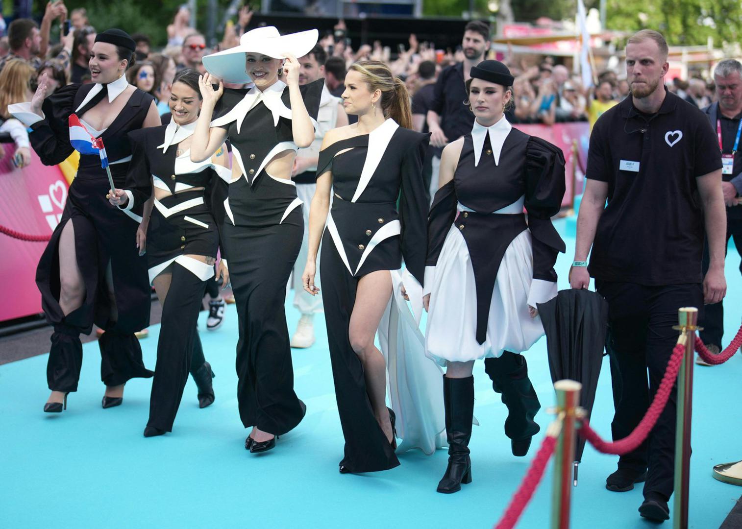 Među zvijezdama večeri našle su se i hrvatske predstavnice, etno-pop senzacija Lelek. Djevojke su na tepih stupile u elegantnim i usklađenim crno-bijelim kombinacijama, koje se razlikuju od onih koje ćemo vidjeti na velikoj pozornici, i odmah potvrdile status jednih od najzanimljivijih izvođačica natjecanja. Njihov spoj tradicionalnih motiva i moderne estetike izazvao je lavinu pozitivnih komentara na društvenim mrežama, gdje već danima dominiraju isječci s njihovih proba.