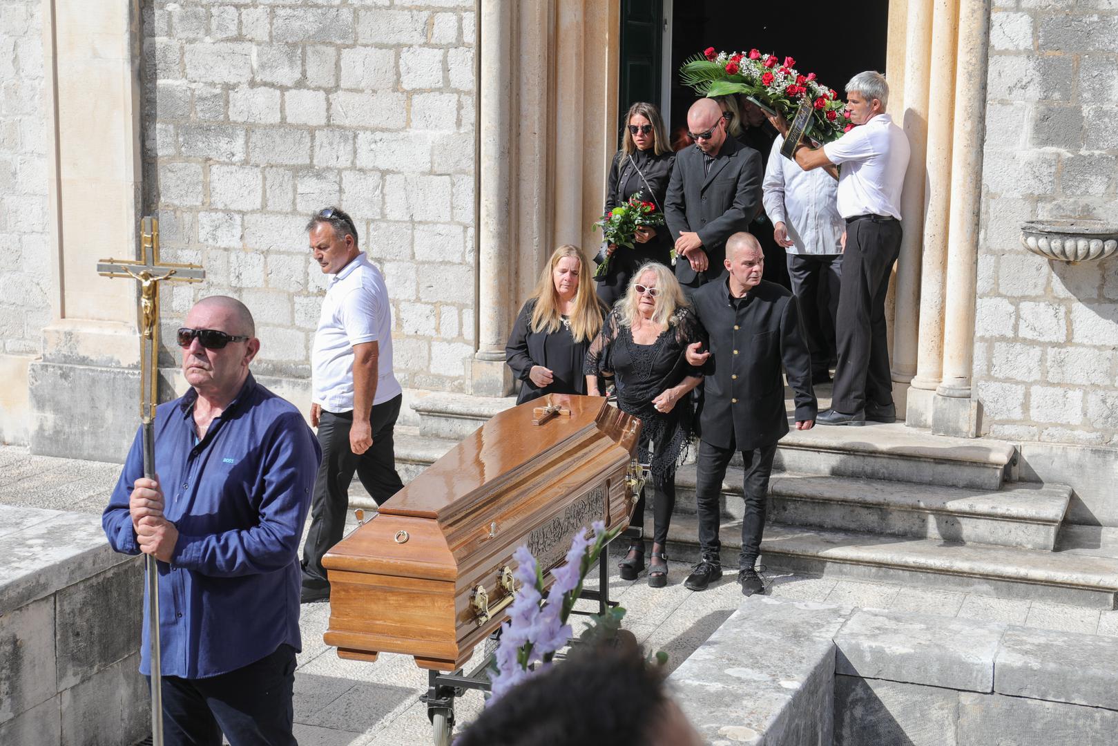 Osamdesetih prošlog stoljeća bio je jedan od najpopularnijih dalmatinskih pjevača, redovito je rasprodavao koncerte i čak tri puta pobijedio na Splitskom festivalu. Prodao je više od milijun ploča i snimio 20 albuma. Dubrovčani su ga s Terezom Kesovijom 2004. godine proglasili pjevačem stoljeća grada Dubrovnika. 
