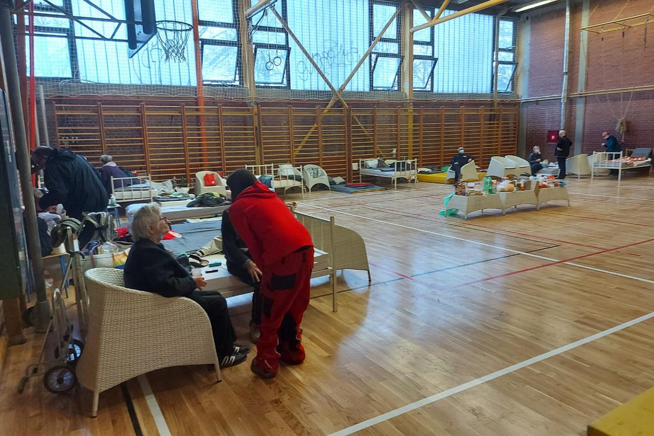 Sisak - sportska dvorana Brezovica u kojoj su ljudi noćili nakon potresa