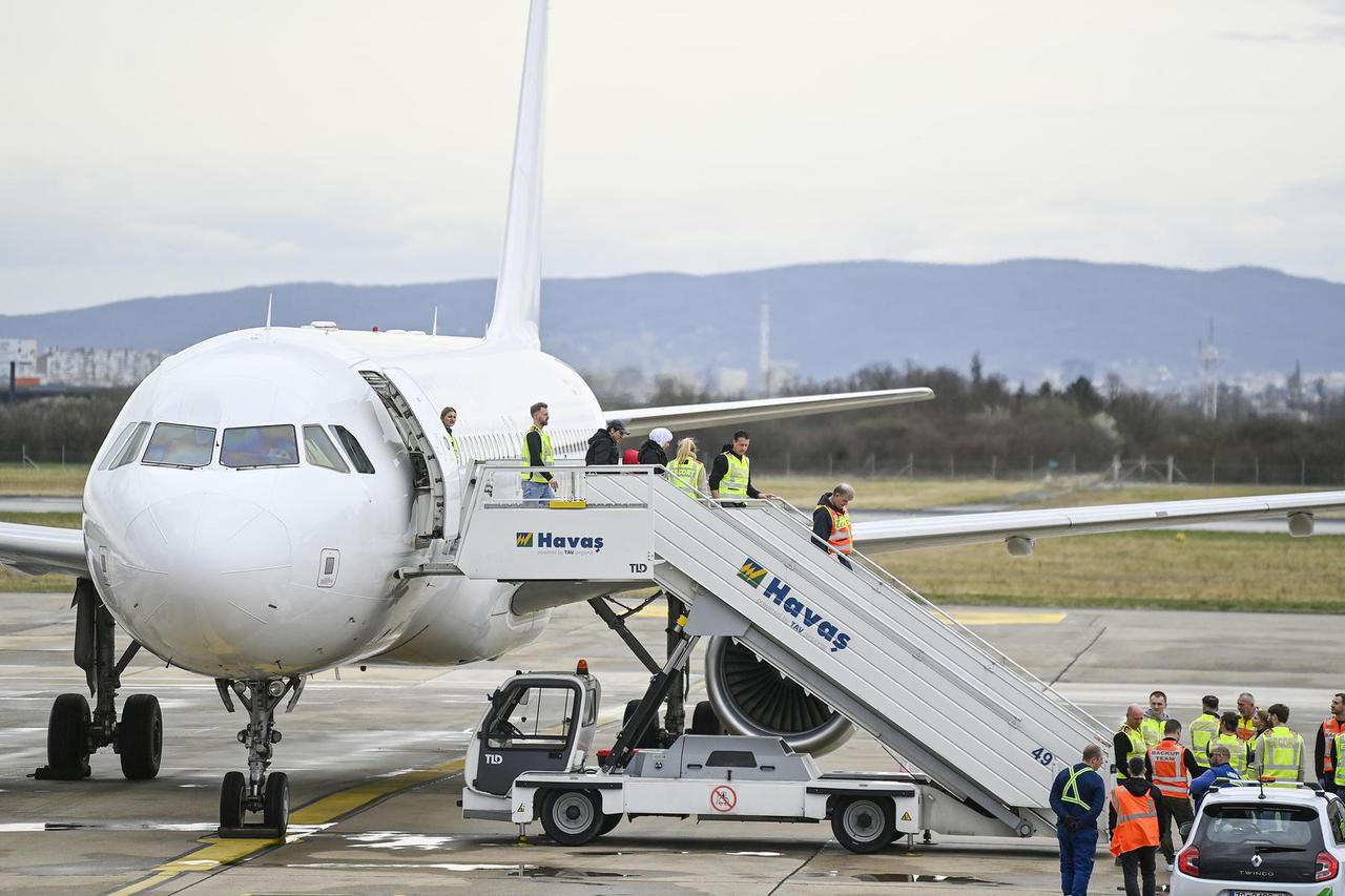 Zagreb: Dolazak aviona s migrantima 