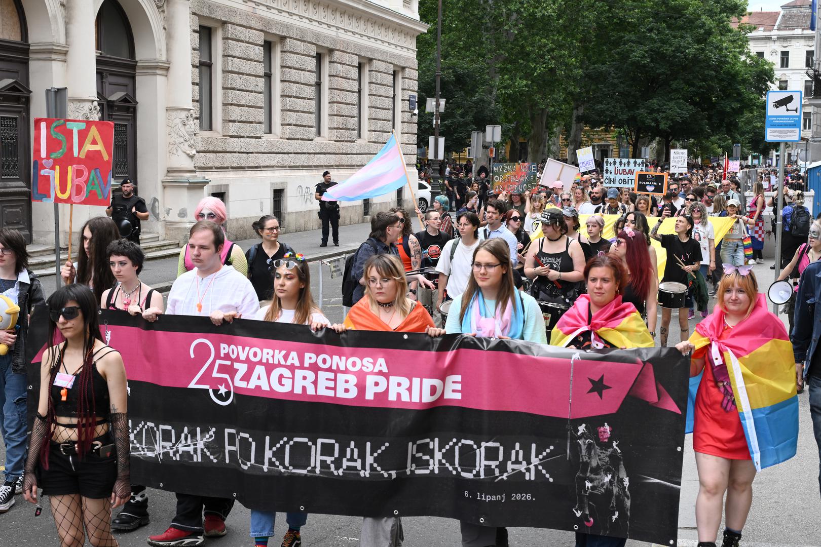 Sudionici su u povorci nosili zastave duginih boja, ali i hrvatske zastave, uz transparente s porukama poput „Bez podjele na rozo i plavo”, „Dok god ljudi skidaju zastave treba nam pride” te „Hod za svoj život”.