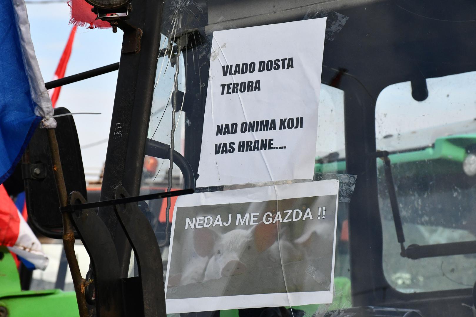  "Zatvorili smo i sad ćemo vidjeti ako se netko javi za sastanak, nećemo padati više na njihova obećanja jer to ničemu ne vodi, danas donesu jednu odluku, sutra drugu. Oni su doslovno pogubljeni, ne znaju tko ima glavu nosi. Od njih je sve za očekivati, samo ono najgore, ništa dobro", izjavio je predsjednik Stožera za obranu hrvatskog sela Tomislav Pokrovac.