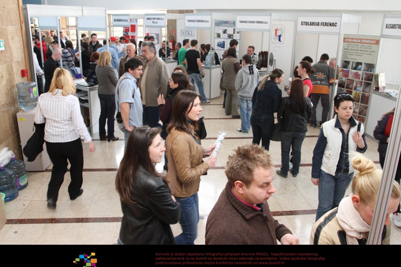 '21.03.2012., Karlovac - U organizaciji Zavoda za zaposljavanje odrzan sajam poslova na kojem su se predstavili poslodavci s podrucja karlovacke zupanije. Brojni nezaposleni ispunjavali su obrasce za 