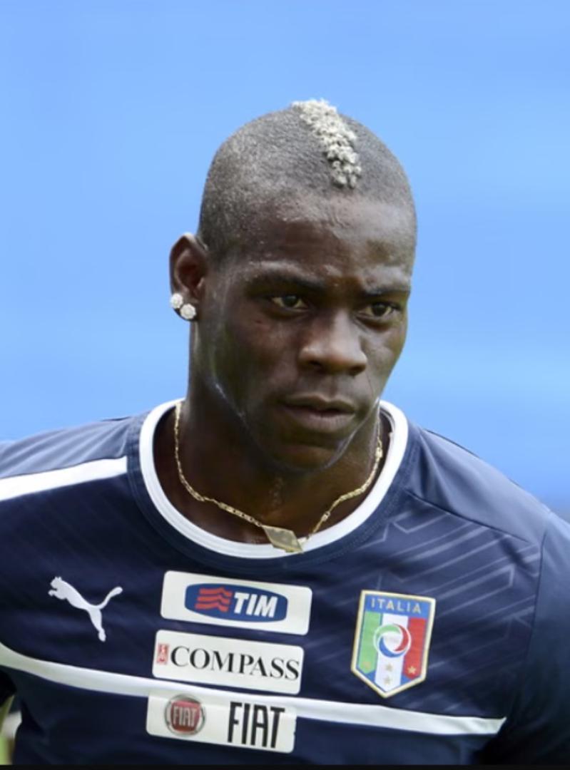 Kontroverzni, famozni i ludi Talijan Mario Balotelli tijekom svoje je igračke karijere imao svakakve neuobičajene frizure, a većini nogometnih ljubitelja je najviše u pamćenju ostala frizura koju je imao na Euru 2012. igrajući za Italiju. Mnogi su rekli da frizura izgleda kao da je stavio malo majoneze iz tube na glavu.