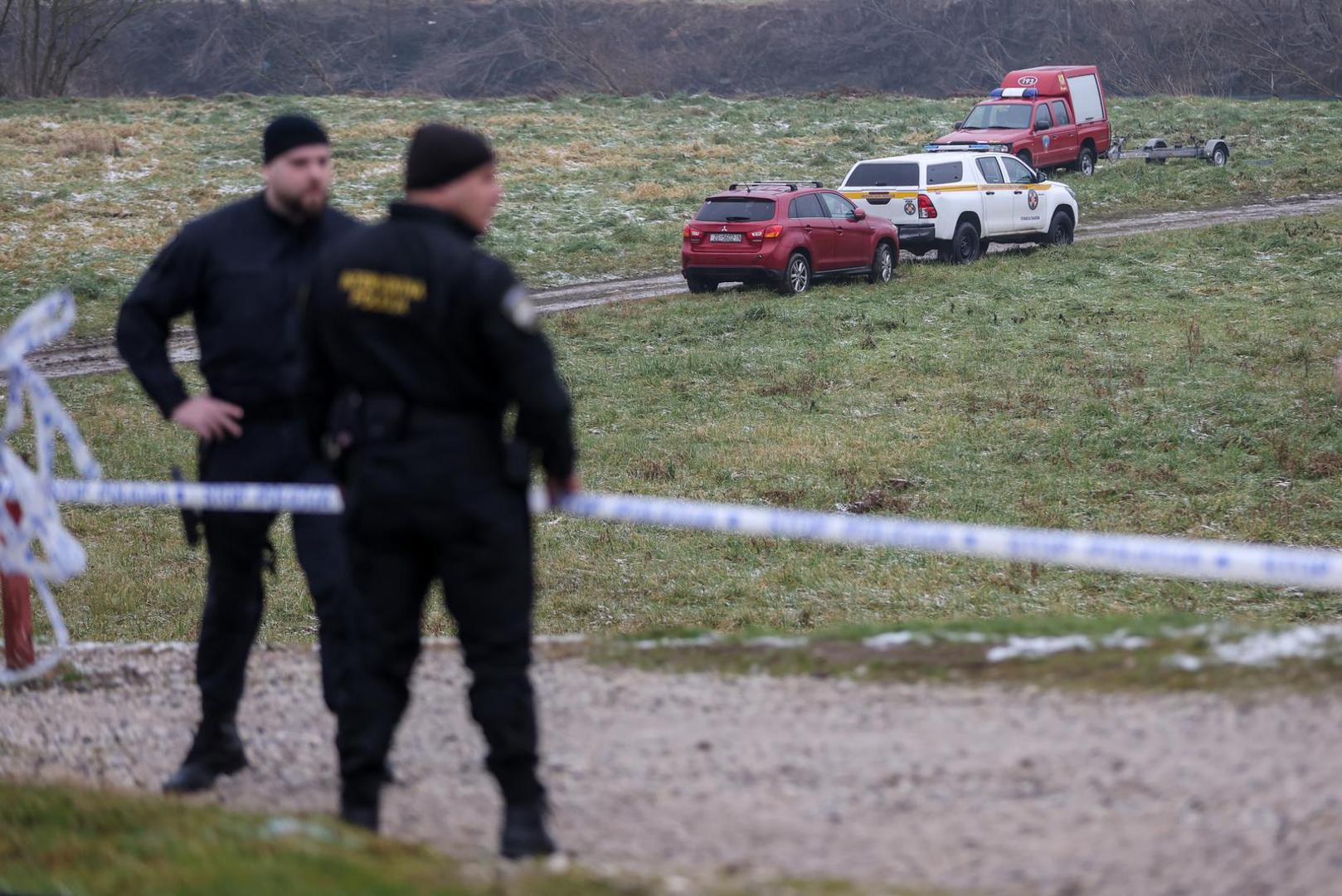 16.01.2025., Zagreb - Vatrogasci, policija, HGSS i Civilna zastita uz rijeku Savu gdje se pripremaju za nastavak potraga ze nestalim dijetetom u rijeci. Photo: Igor Kralj/PIXSELL