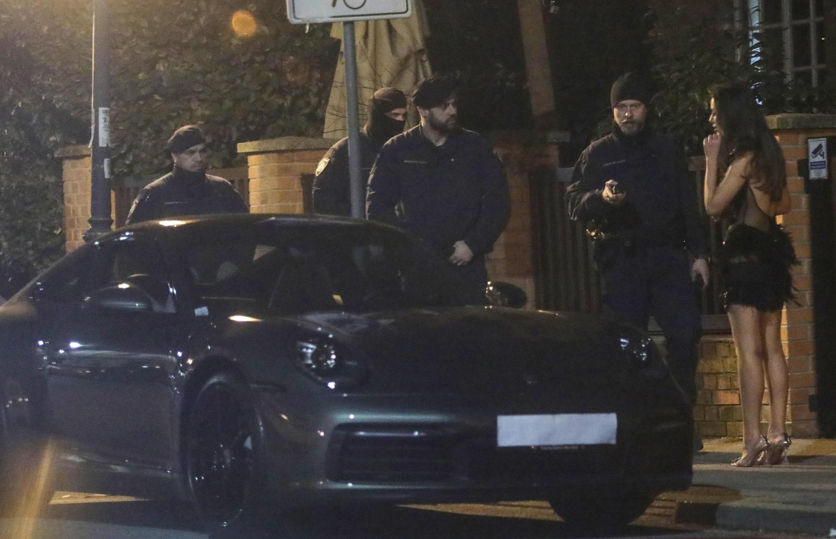 Barbara im je očito objasnila kako je riječ o rođendanskom iznenađenju i skinula je naljepnicu s registracije te su policajci nakon što su dobili objašnjenje od Barbare udaljili su se od restorana. 