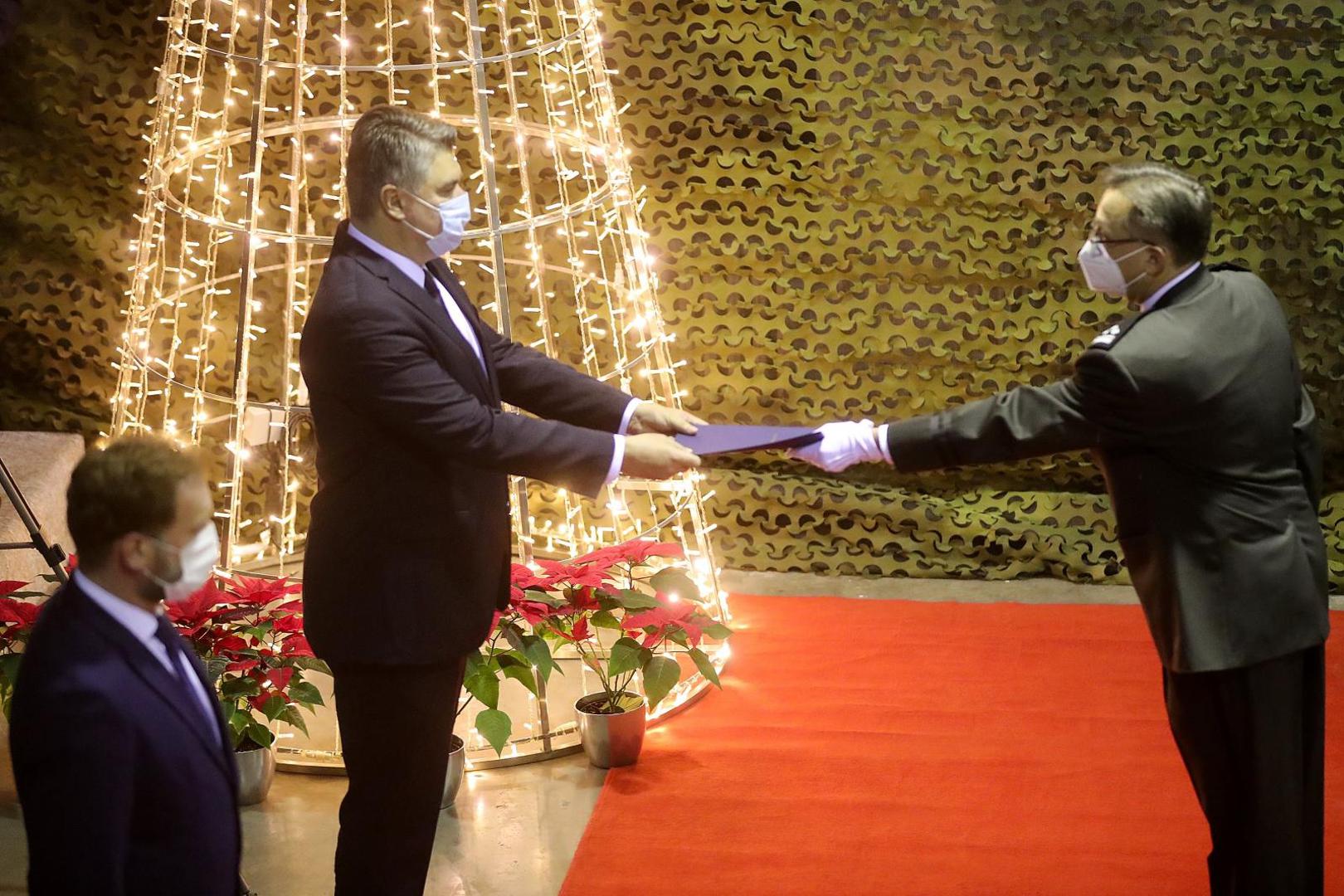 21.12.2020., Zagreb - Predsjednik Republike i vrhovni zapovjednik Oruzanih snaga Republike Hrvatske Zoran Milanovic, uz ministra obrane Maria Banozica i nacelnika Glavnog stozera Oruzanih snaga RH admirala Roberta Hranja sudjelovao je na obiljezavanju 29. obljetnice osnutka Hrvatskog vojnog ucilista Dr. Franjo Tudjman i svecanoj promociji polaznika preddiplomskih i diplomskih sveucilisnih studija Vojno inzenjerstvo i Vojno vodjenje i upravljanje, koja se odrzala u vojarni Petar Zrinski na Hrvatskom vojnom ucilistu Doktor Franjo Tudjman. Photo: Goran Stanzl/PIXSELL