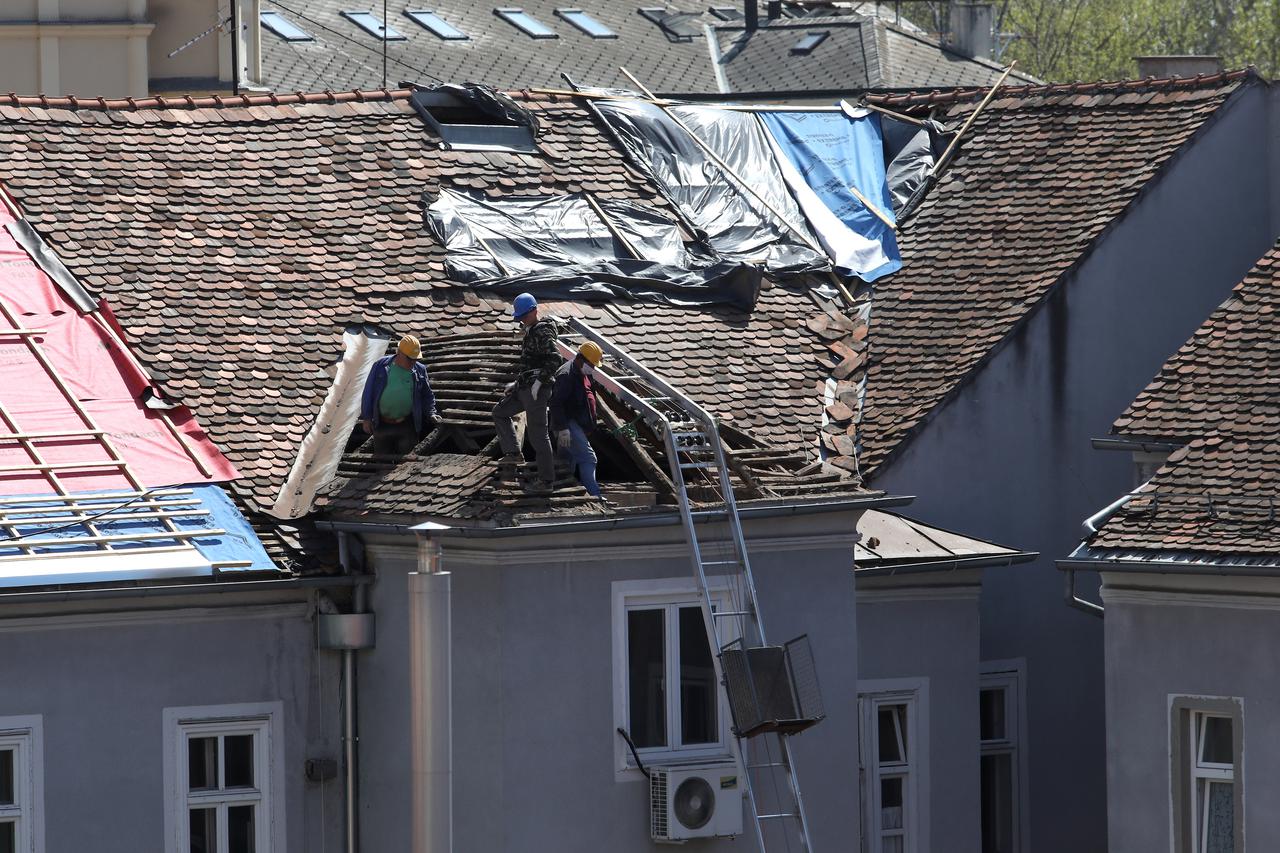 Radovi na zgradama stradalima u potresu i raščišćavanje ulica još traje.Radnici Zagrebačkih cesta uklanjaju šutu i građevinski otpad