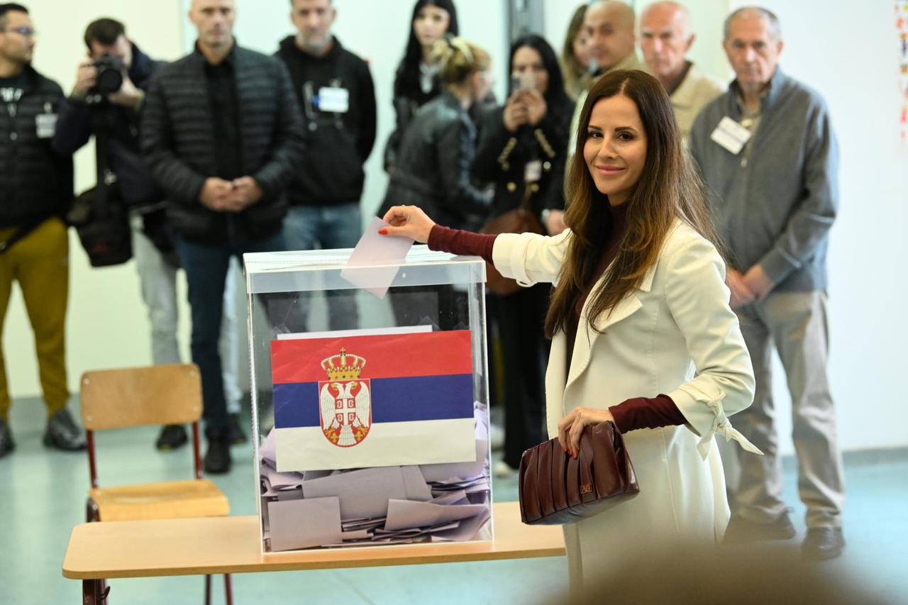 Beograd: Aleksandar Vučić u pratnji supruge glasao na izvanrednim parlamentarnim izborima