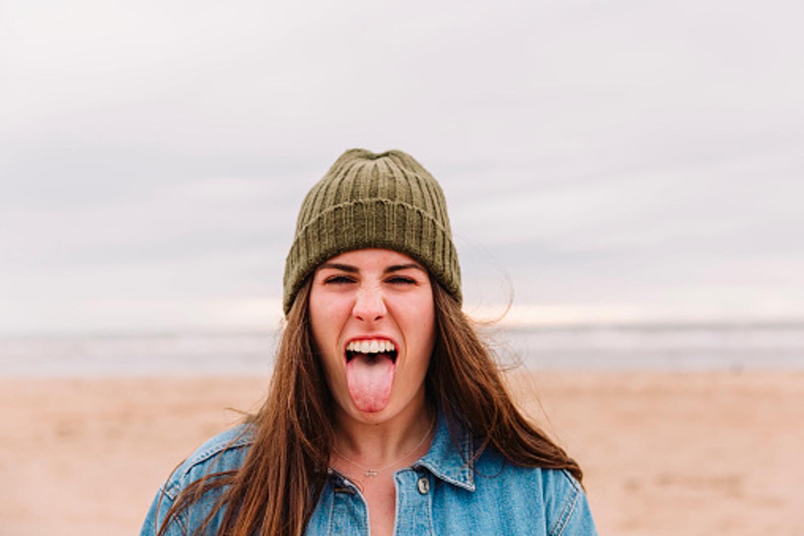 Sa smeđim mrljama - Ako se na jeziku pojave mrlje smeđe ili tamnije boje, svakako odite na lječnički pregled jer se može raditi o obliku raka kože - melanomu. 