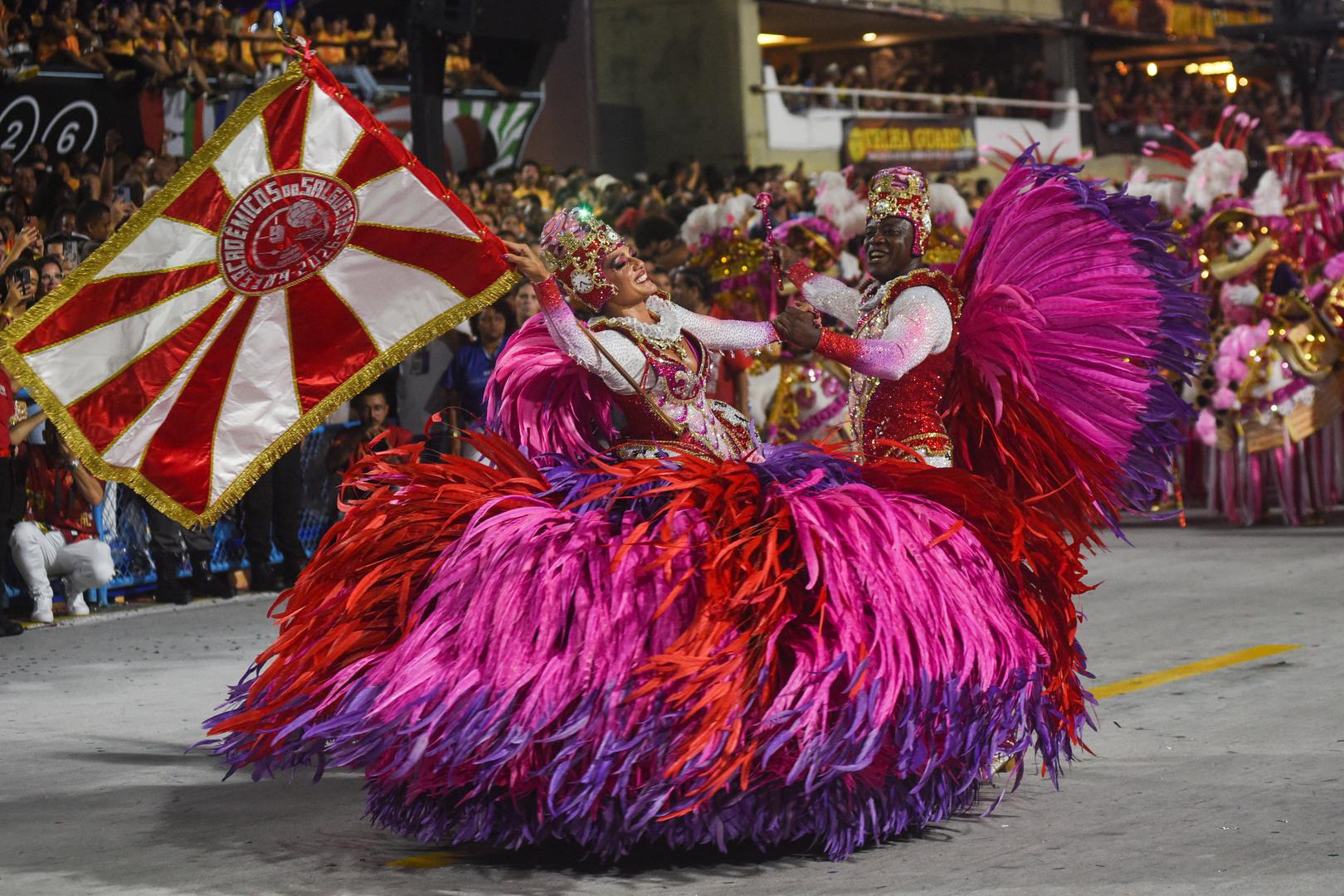 Ovi spontani ulični festivali besplatni su za sve i održavaju se tijekom cijelog karnevalskog razdoblja, osobito u popularnim četvrtima poput Lapa, Ipanema i Santa Teresa. 