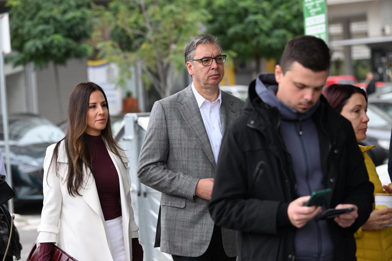 Beograd: Aleksandar Vučić u pratnji supruge glasao na izvanrednim parlamentarnim izborima