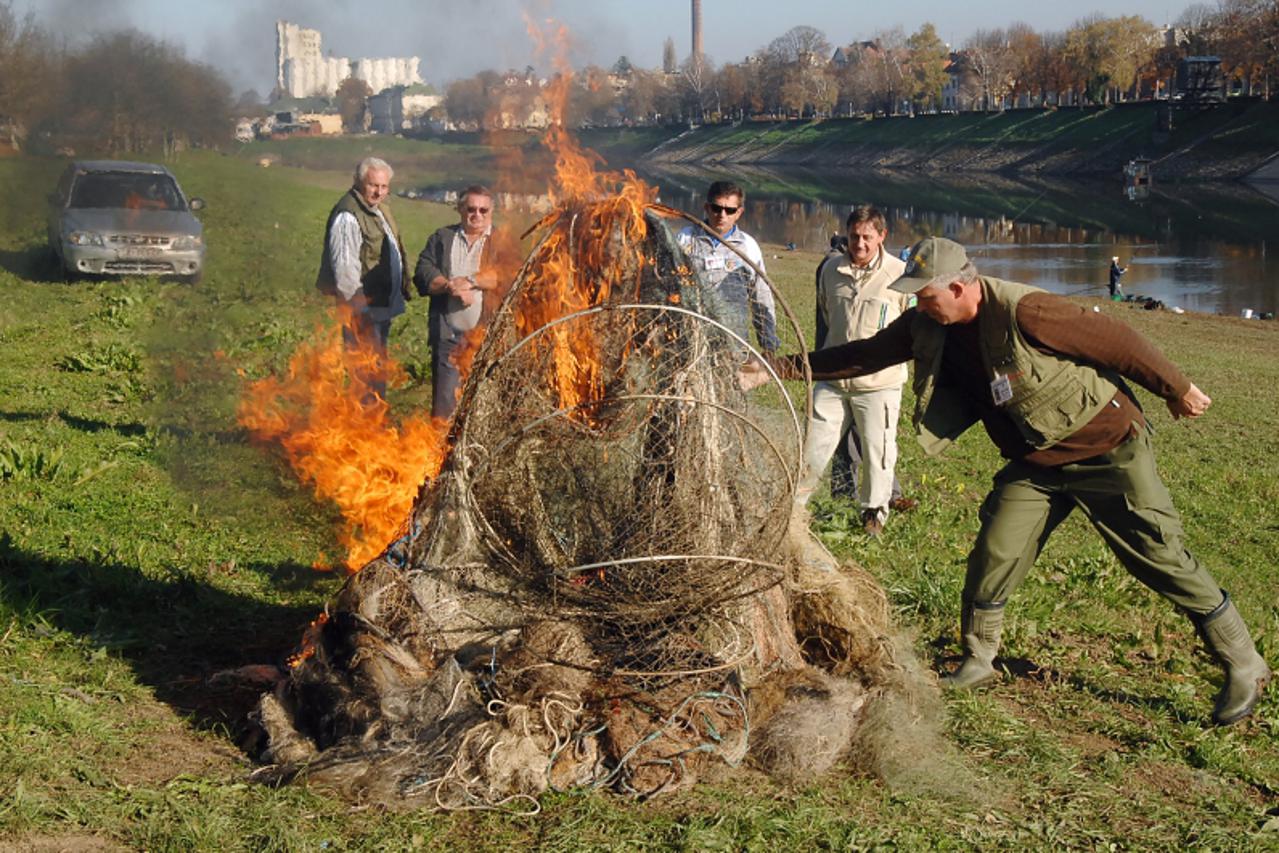 \'06.11.2010., Sisak - Clanovi Zajednice sportsko ribolovnih udruga spalili su na obali Kupe 200-tinjak zaplijenjenih mreza. Photo:Nikola Cutuk/PIXSELL\'
