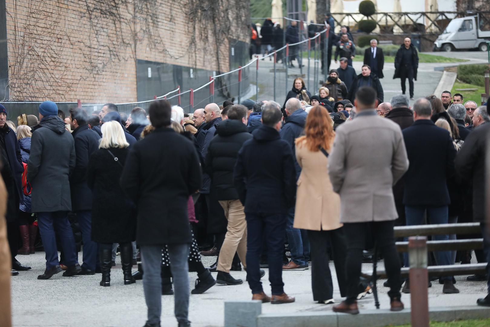 Srednju Zubotehničku školu završio je u Zagrebu, nakon čega upisuje Stomatološki fakultet na kojem diplomira 1988. godine. Dobitnik je dvije Rektorove nagrade. 1992. godine počinje sa radom u svojoj Ordinaciji Rotim koja postaje zdravstvena ustanova za estetsku stomatologiju, implantologiju i estetsku medicinu "Rotim Medical Centar"