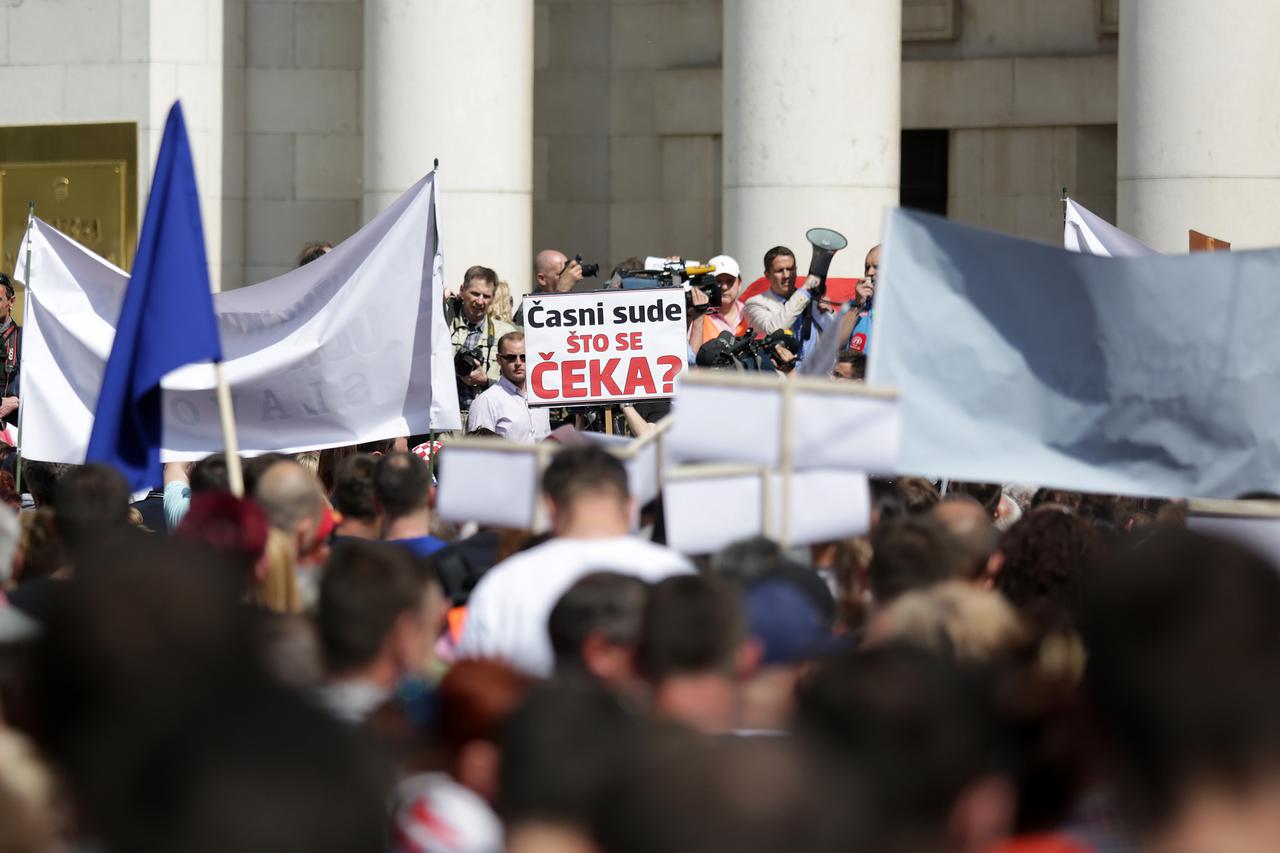 25.04.2015., Zagreb - U organizaciji udruge Franak odrzan je prosvjed na kojemu su gradjani pokazali nezadovoljstvo situacijom u drzavi. Prosvjednici su se okupili na Trgu dr. Franje Tudjmana odakle su krenuli prema Trgu bana Josipa Jelacica gdje su se po