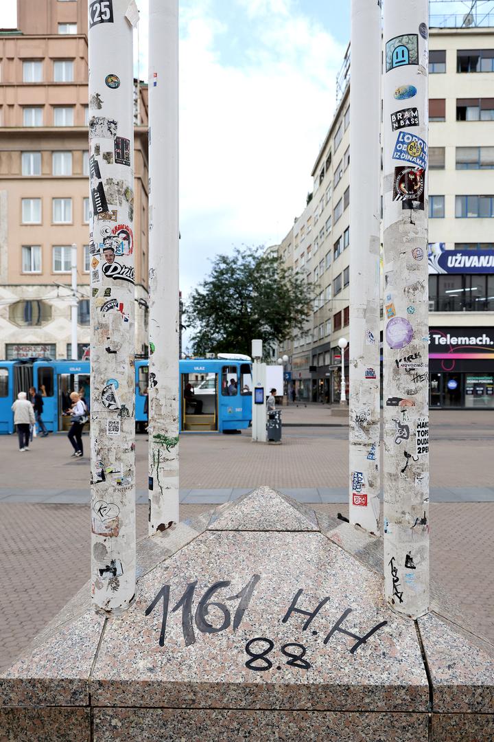 Na isti način, „H“ je osmo slovo, pa oznake „HH“ i „88“ predstavljaju nacistički pozdrav „Heil Hitler“.