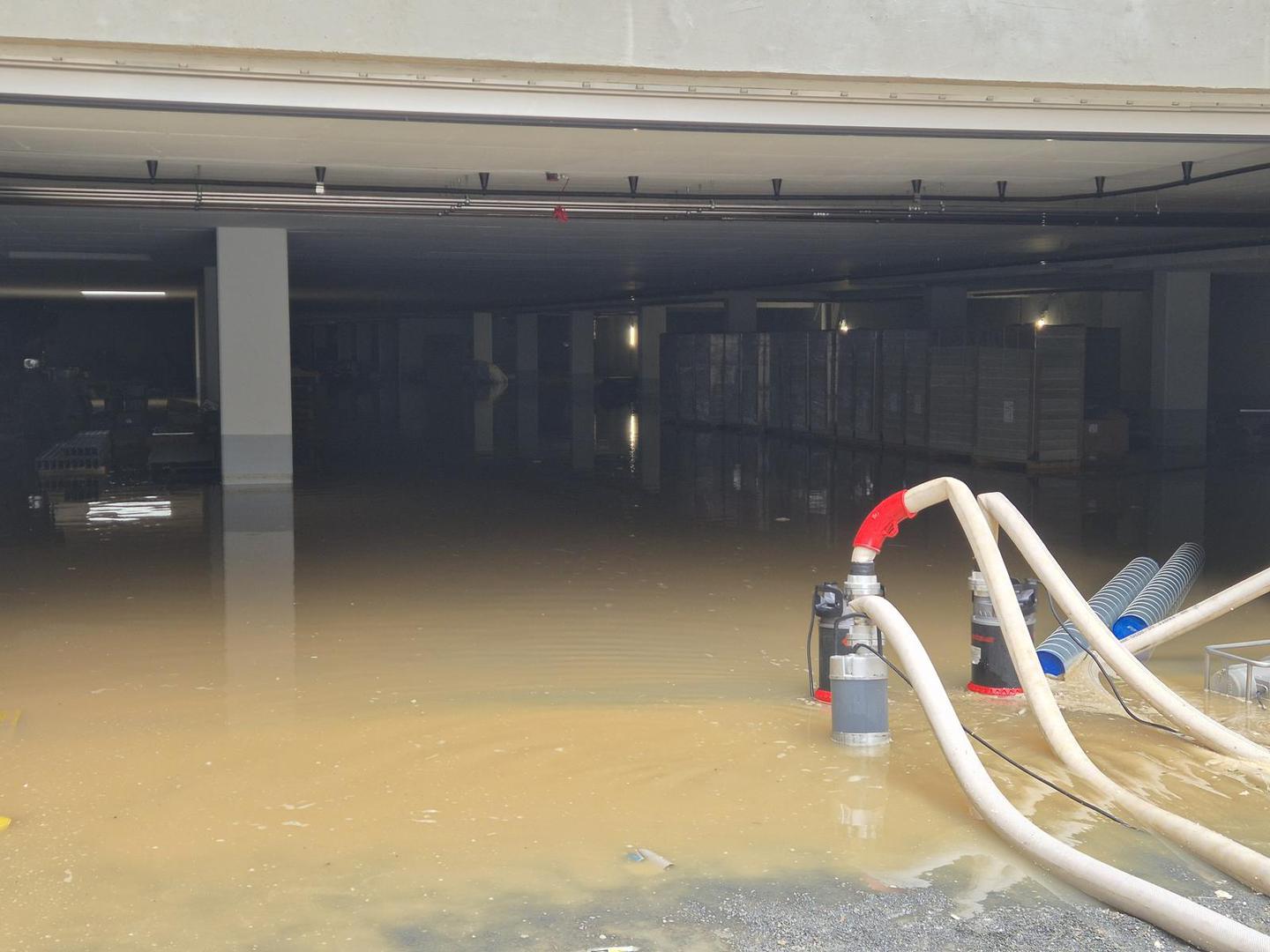 09 September 2025, North Rhine-Westphalia, Bedburg: View of an underground car park in Bedburg that is full of water. Heavy rain in the south-west of North Rhine-Westphalia this morning led to numerous police and fire department operations. Photo: Sascha Thelen/dpa Photo: Sascha Thelen/DPA