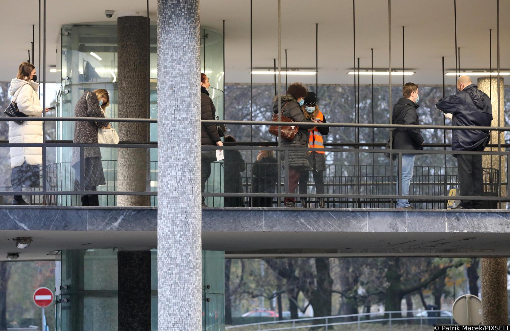 16.11.2021., Zagreb - Kontrola covid potvrda zaposlenika Gradskog poglavarstva.