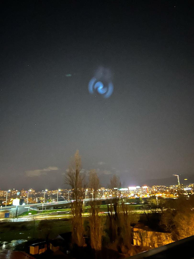 Naime, SpaceX je lansirao svoju raketu Falcon 9 u sklopu misije za američki Nacionalni ured za izviđanje (NRO). Lansiranje je obavljeno iz Baze svemirskih snaga u Kaliforniji, a posljednje takvo lansiranje dogodilo se u subotu, kada su također zabilježene slične pojave na nebu. 