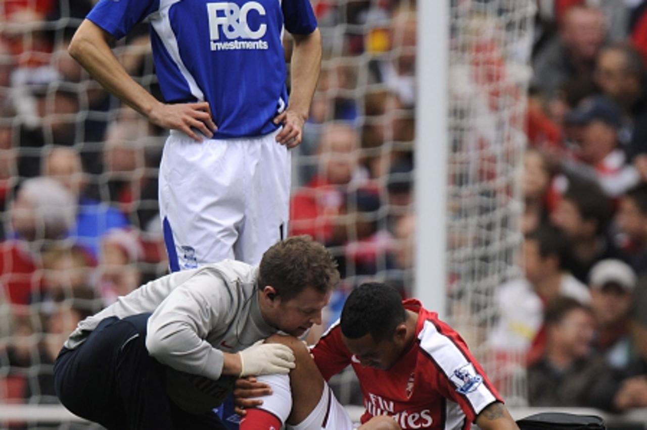 'Arsenal\'s Theo Walcott receives treatment on an injury Photo: Press Association/Pixsell'