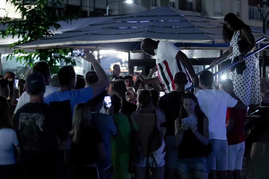 Split: Magic Johnson izasao pred mnogobrojne okupljene fanove s kojima se fotografirao