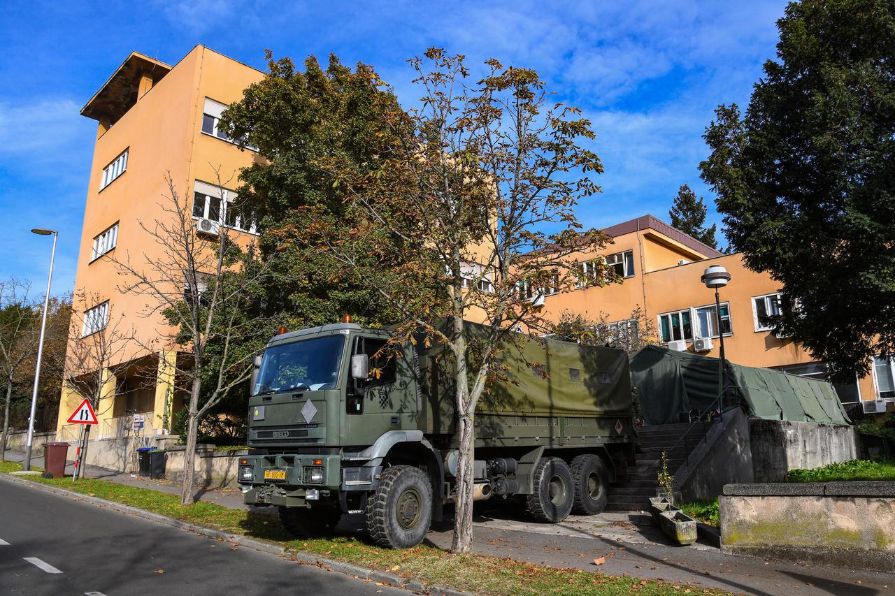Zagreb: Vojska postavlja šator ispred Klinike za infektivne bolesti Dr. Fran Mihaljević