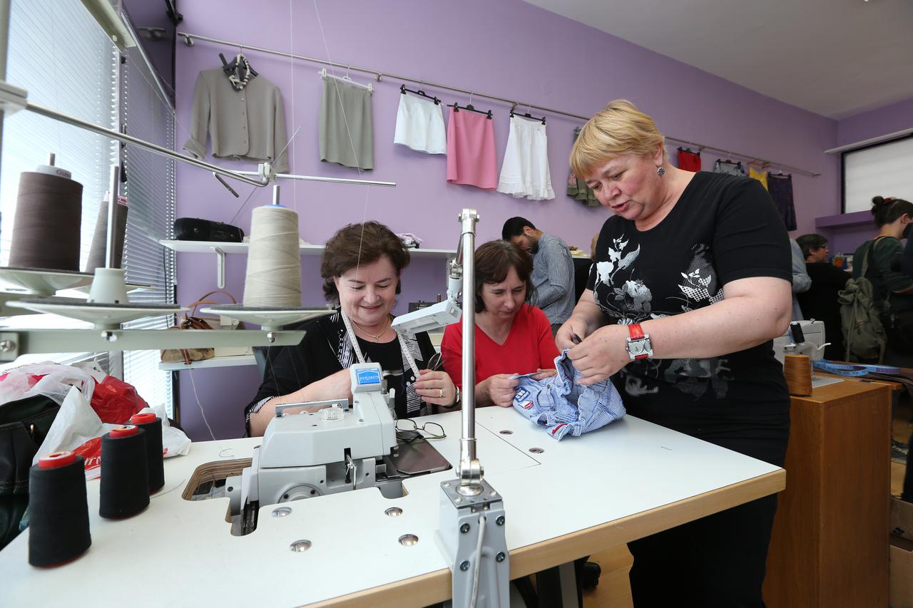 28.06.2013., Zagreb - Radionica udruge Kamensko osnovana od bivsih radnica tekstilnog diva Kamensko svoju radionicu na zagrebackoj Kneziji dobile su na koristenje od grada Zagreba, a u njoj bivse radnice vrse krojacke popravke i sivanje odjevnih predmeta.