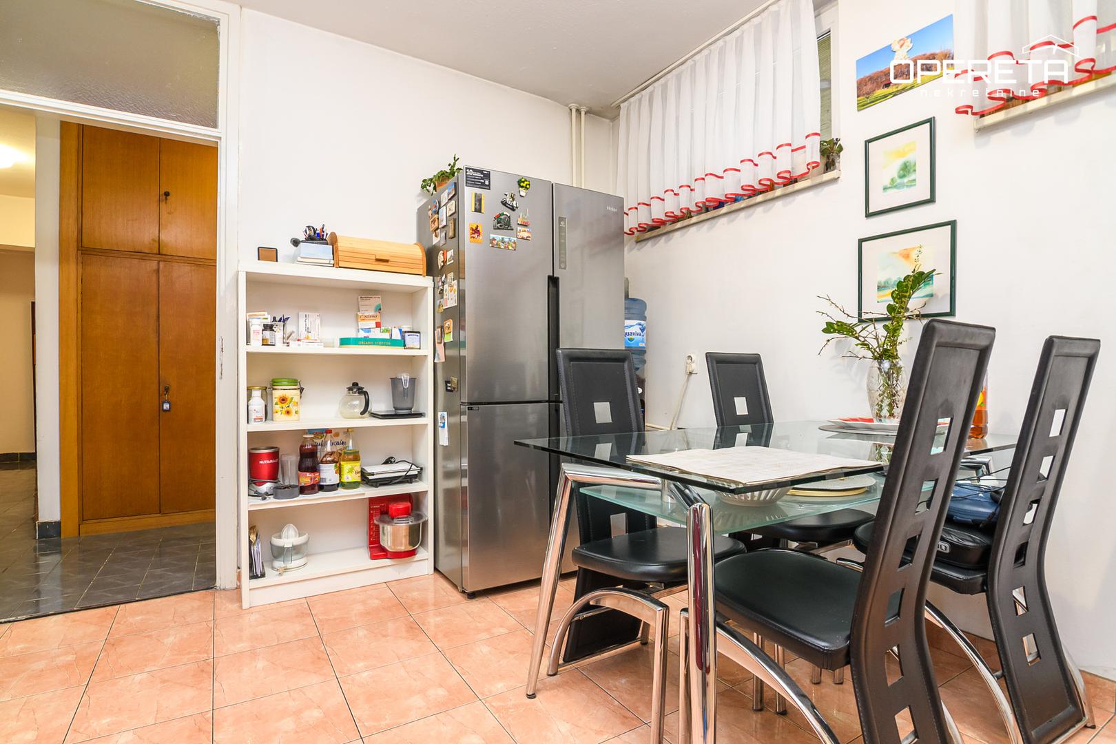 Orijentiran je na istok, zapad i jug, što mu osigurava puno prirodnog svjetla. Uredno je održavan i ugodan za stanovanje.

