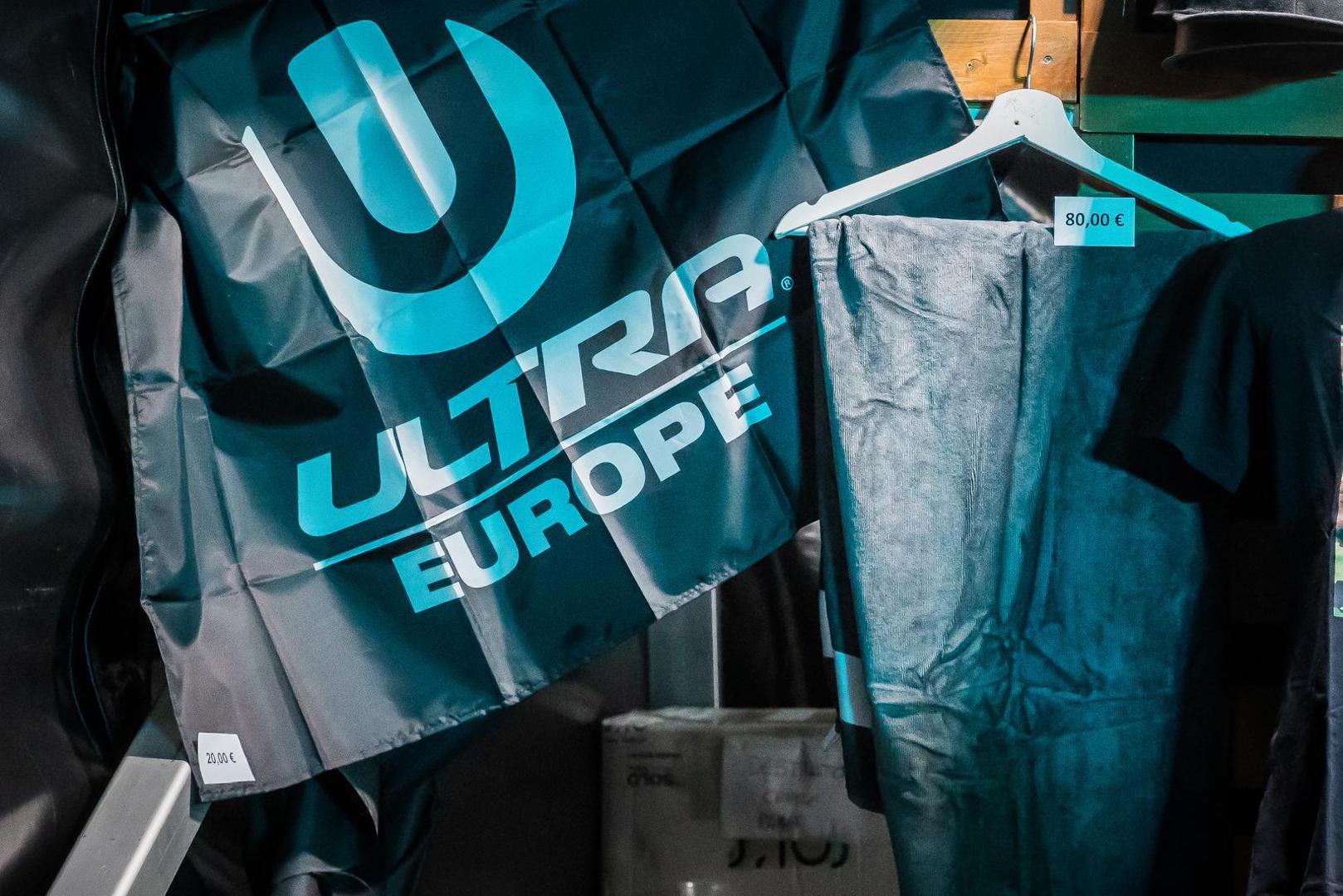 U Splitu je sinoć započelo novo izdanje Ultra Europe festivala, a uz poznate DJ-eve i specijalne modne kombinacije, po kojima je ovaj festival, poznat tu je moguće kupiti i posebnu odjeću i modne dodatke sa znakom Ultre.