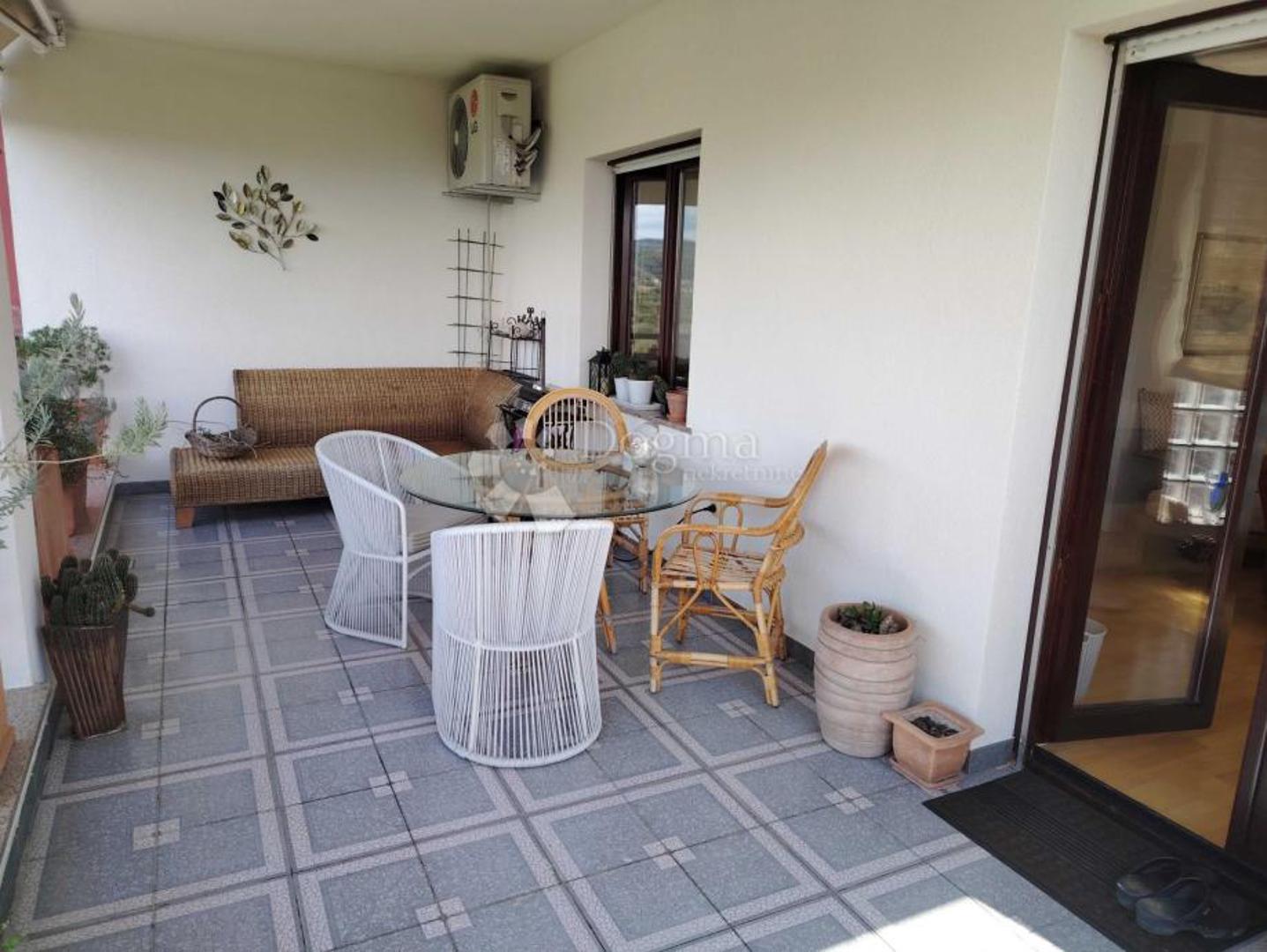  "Imamo privilegij predstaviti ovaj ekskluzivno namješteni obiteljski stan na ekskluzivnoj lokaciji – Vrhovec, koji se doslovno nalazi u neposrednoj blizini predsjedničke rezidencije na Pantovčaku", navode dalje